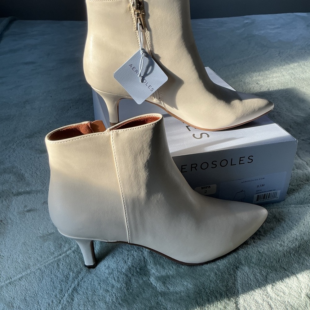 AEROSOLES Women's Chic Cream Heeled Boots